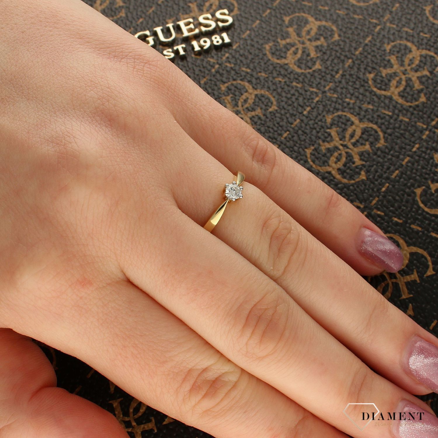 Pierścionek złoty DIAMENT żółte złoto, diament, klasyczny, zwężany A122.jpg